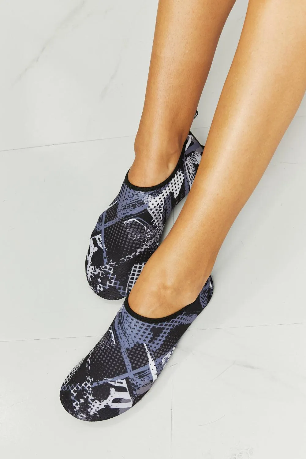 MMshoes On the Shore Water Shoes in Black Pattern